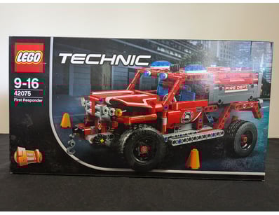 **UNRESERVED** LIFETIME COLLECTION OF LEGO PART... - Lot 679