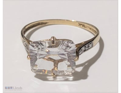 10CT GOLD RING WITH WHITE STONES     

Marked 10K ...
