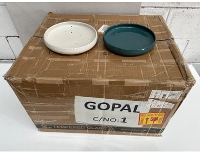 Assorted ceramic plates 
Colour: Green and white 
...