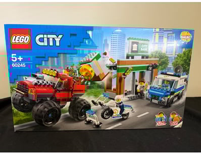 **UNRESERVED** LIFETIME COLLECTION OF LEGO PART... - Lot 743