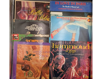 COLLECTION OF EIGHT VINTAGE VINYL RECORDS - CLASSI...