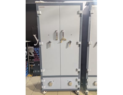 Safe, Stronghold, double door, small lower compart...