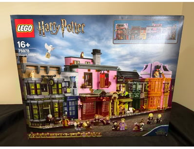 **UNRESERVED** LIFETIME COLLECTION OF LEGO PART... - Lot 572