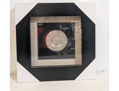 Exquisite decorative medallion featuring ornate he...