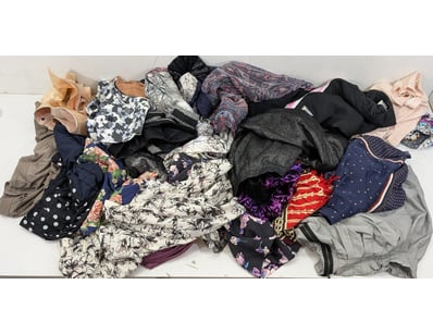 Entire Vintage Clothing Store Liquidation (ON11... - Lot 382