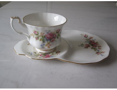 ROYAL ALBERT MOSS ROSE BONE CHINA TEA SERVICE

C...