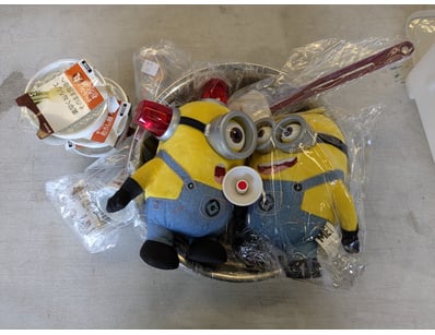 Minions collectible bundle featuring two plush cha...