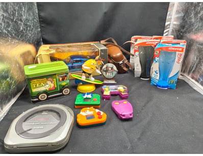 ANTIQUE COLLECTIBLES LOT - TOY CARS, COCA-COLA GLA...