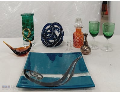 COLLECTION OF VARIOUS GLASS DECORATIVE ITEMS INCLU...