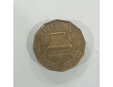 1952 FIJI THREE PENCE KING GEORGE SCARCE  



1075...