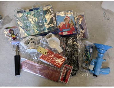Extensive mixed lot comprising glassware, decorati...