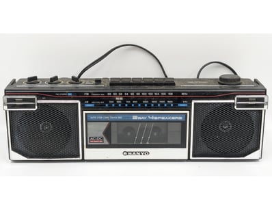 SANYO BOOMBOX CASSETTE RADIO WITH DUAL SPEAKERS
...