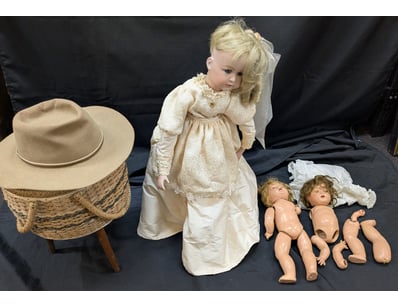 The Curio Collection (A996) - Lot 2105