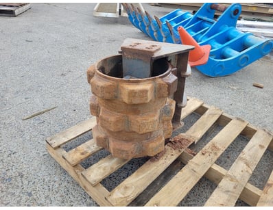 MOSTLY UNRESERVED Machinery & Attachments (ON4400) - Lot 5