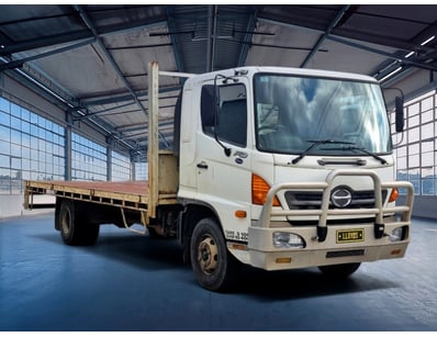 <b>2010 Hino 500 Light Truck - White - 563,009km -...