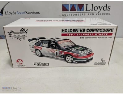 CLASSIC CARLECTABLES 1/18 SCALE HOLDEN VS COMMODOR...