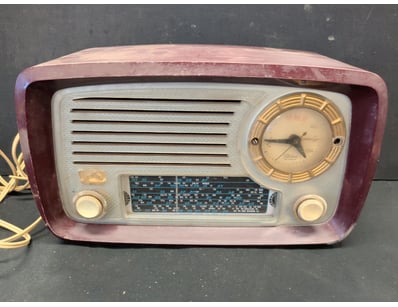 VINTAGE BAKELITE RADIO WITH CLOCK - MODEL 63-5, CI...