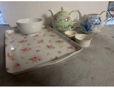 Assorted selection of homewares and ornaments 

...