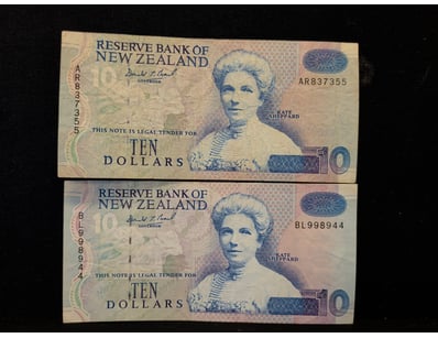 RESERVE BANK OF NEW ZEALAND TEN DOLLAR NOTES - LOT...