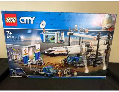 **UNRESERVED** LIFETIME COLLECTION OF LEGO PART... - Lot 993