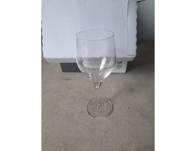 Box of six wine glasses.

SOLD AS LOT.


