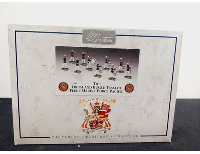 BRITAINS TOY SOLDIERS - DRUM AND BUGLE TEAM OF FLE...