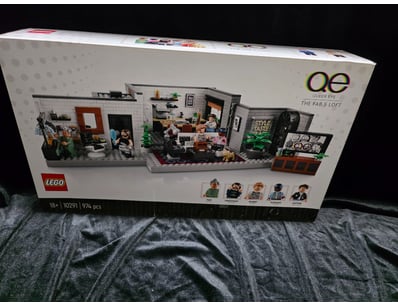 LEGO ICONS QUEER EYE THE FAB 5 LOFT SET #10291

...