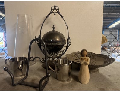 Assorted eselection of homewares and ornaments 

N...