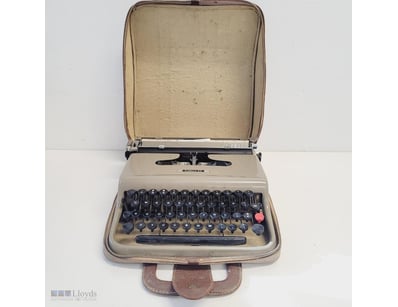 OLIVETTI LETTERA 32 PORTABLE TYPEWRITER WITH ORIGI...