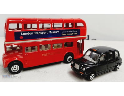 DIECAST SOUVENIR TOY VEHICLES FEATURING A LONDON R...