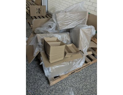 Large bulk lot of cardboard takeaway cartons in va...