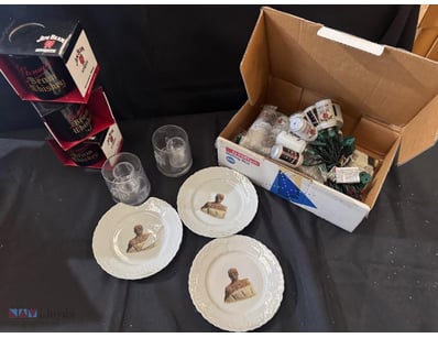 JIM BEAM WHISKEY COLLECTIBLE SET WITH DECORATIVE P...