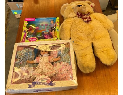 1 x Teddy bear 
2 x doll sets

Note: Sold as Lo...