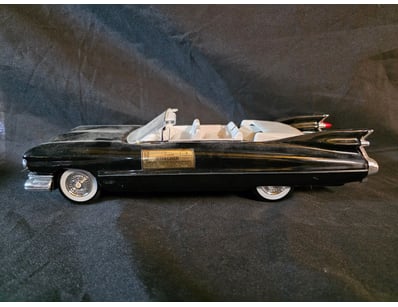 1959 CADILLAC CONVERTIBLE DIE-CAST MODEL CAR DECAN...