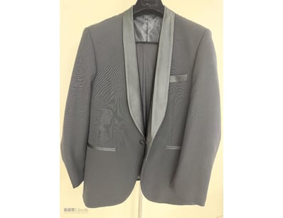 VARCE ITALIA TUXEDO SIZE 38 SLIM FIT

Material: Po...