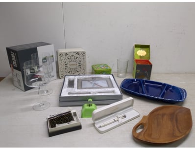 Comprehensive homeware and tableware collection fe...