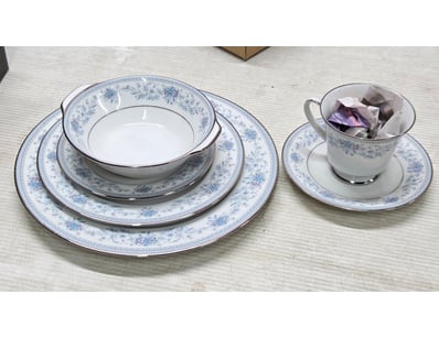 Tableware, Noritake Blue Hill 2482 6 person table ...