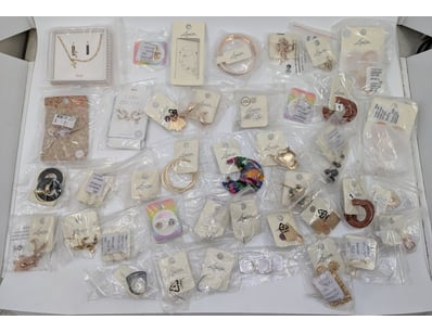 COLLECTION OF JEWELLERY PIECES INCLUDING EARRINGS,...
