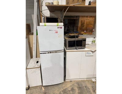 Assorted lot of kitchen items including Samsung mi...