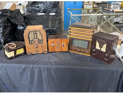 VINTAGE WOODEN CABINET RADIO WITH TUNING DISPLAY A...