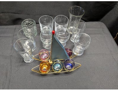 COLLECTION OF VARIOUS GLASSWARE AND COLOURED SHOT ...