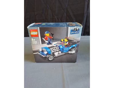 **UNRESERVED** LIFETIME COLLECTION OF LEGO PART... - Lot 393