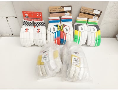 BRAND NEW

Comprehensive cricket batting gloves ...