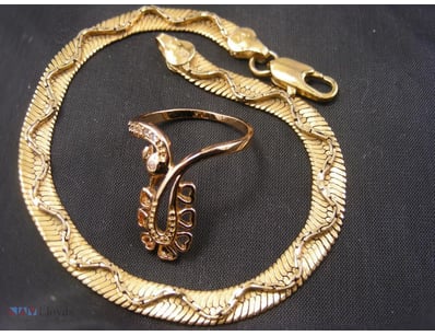 GOLD COLOUR BRACELET, RING SIZE 7        

Conditi...