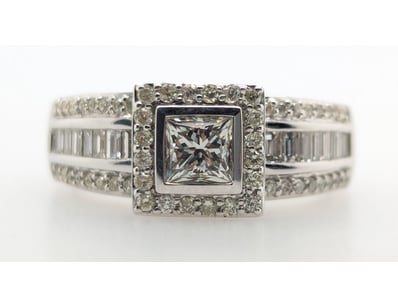 18CT WHITE GOLD DIAMOND CLUSTER RING

Ring Featu...