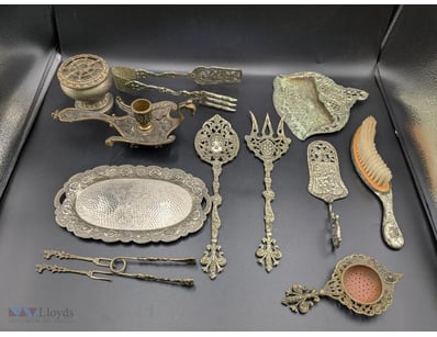 ORNATE SILVER-PLATED VANITY AND TABLEWARE SET

Exq...
