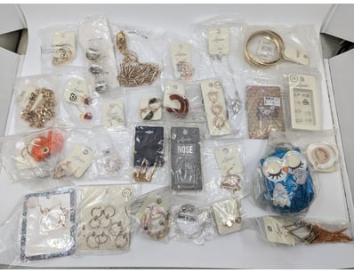 COLLECTION OF JEWELLERY PIECES INCLUDING RINGS, EA...