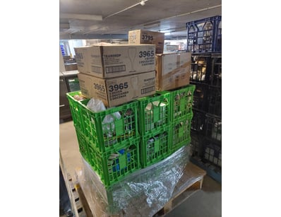 Bulk lot of glassware and tableware comprising mul...