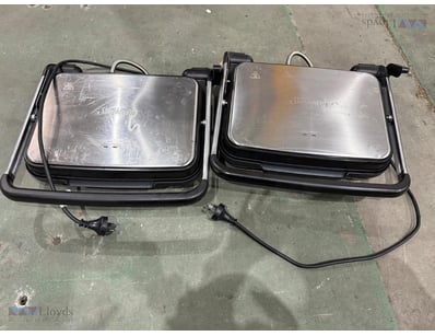 Pair of electric sandwich/panini grills with stain...