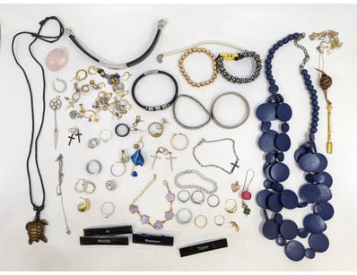 UNRESERVED Airport - Lost Property (A980) - Lot 561